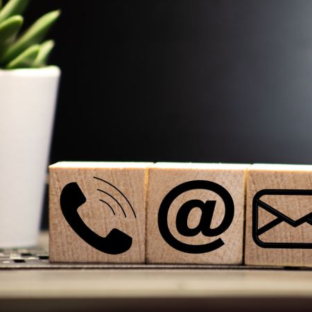 Holzklötze mit Kontaktsymbolen